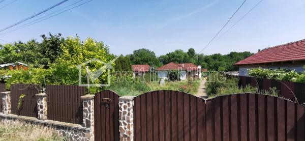 Casa 4 camere de vanzare in Moldovenesti, cartier Centru