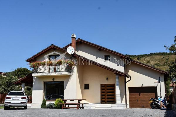 Casa 4 camere de vanzare in Baciu, cartier Centru